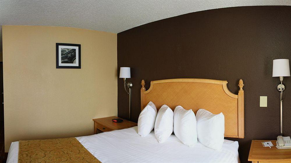Quality Inn Hall Of Fame Canton Extérieur photo