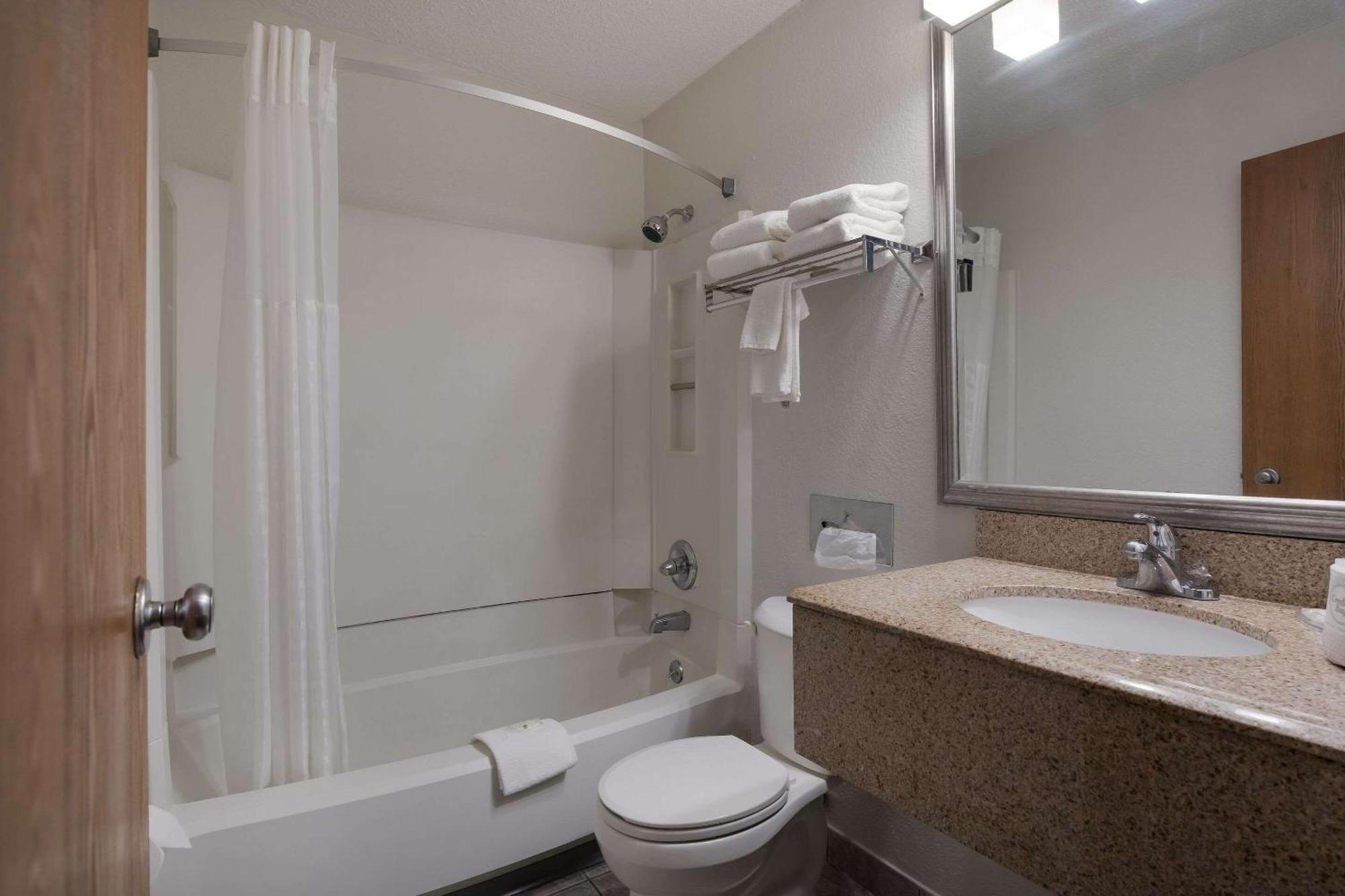 Quality Inn Hall Of Fame Canton Extérieur photo