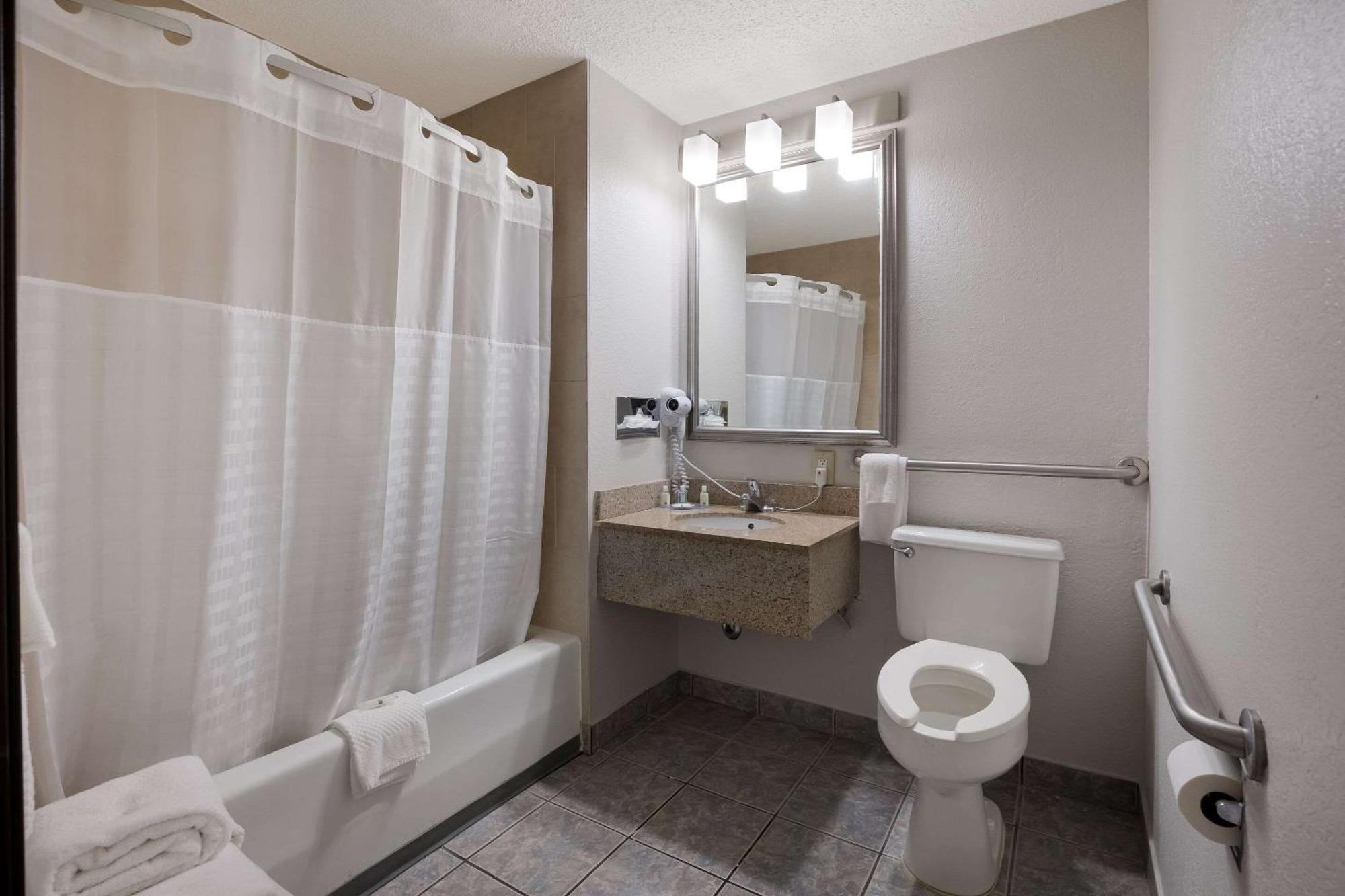 Quality Inn Hall Of Fame Canton Extérieur photo