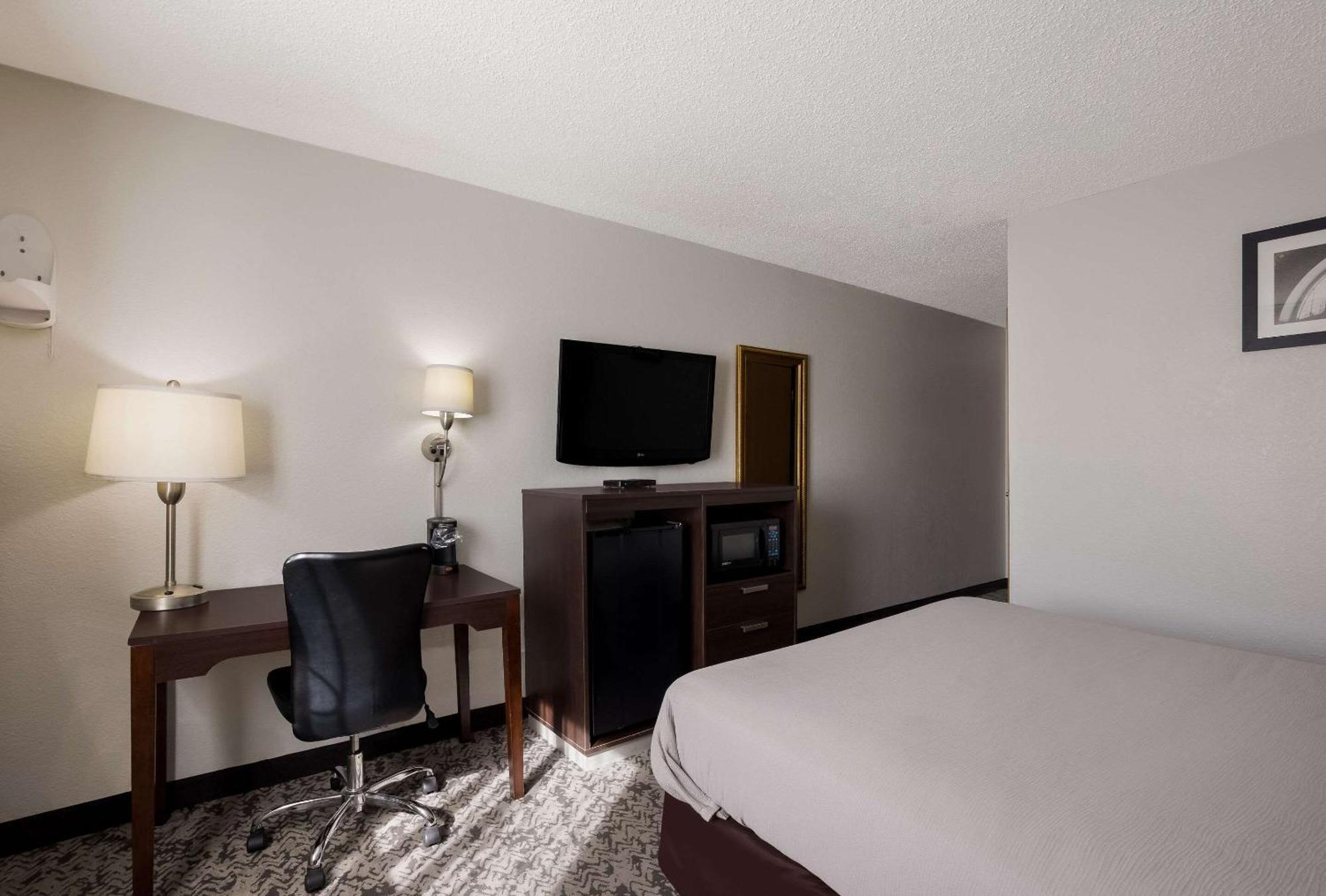 Quality Inn Hall Of Fame Canton Extérieur photo