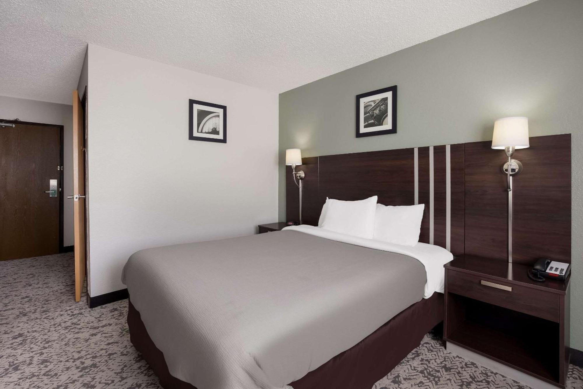 Quality Inn Hall Of Fame Canton Extérieur photo